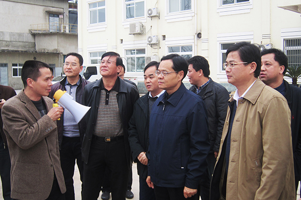 2013年12月，广西自治区党委副书记、人民政府主席陈武（右二，时任南宁市委书记）来武鸣锦龙调研